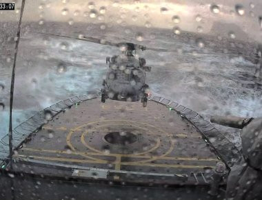 Βίντεο: Εντυπωσιακή προσνήωση SeaHawk MH-60R της Δανίας εν μέσω χαοτικής καταιγίδα